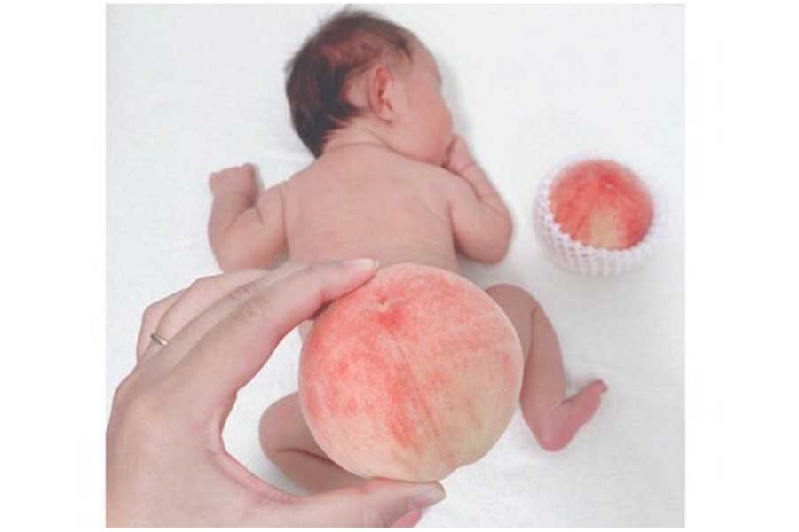 赤ちゃんとフルーツのかわいいコラボレーションが話題に【写真提供：きゅうり0m←40w2d（@kota103komu820）さん】