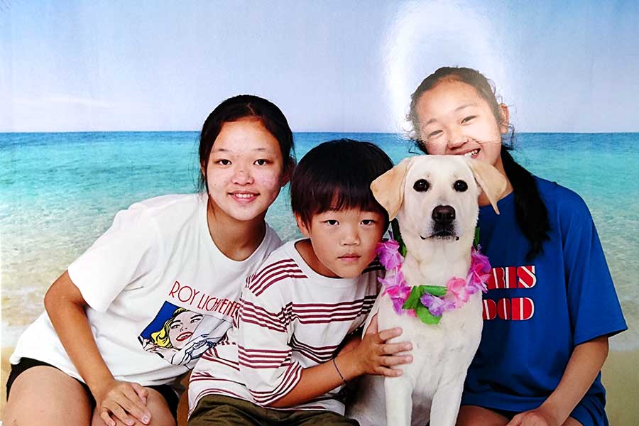 ジェニーを入れた“4人兄弟”で記念撮影【写真提供：日本盲導犬協会】