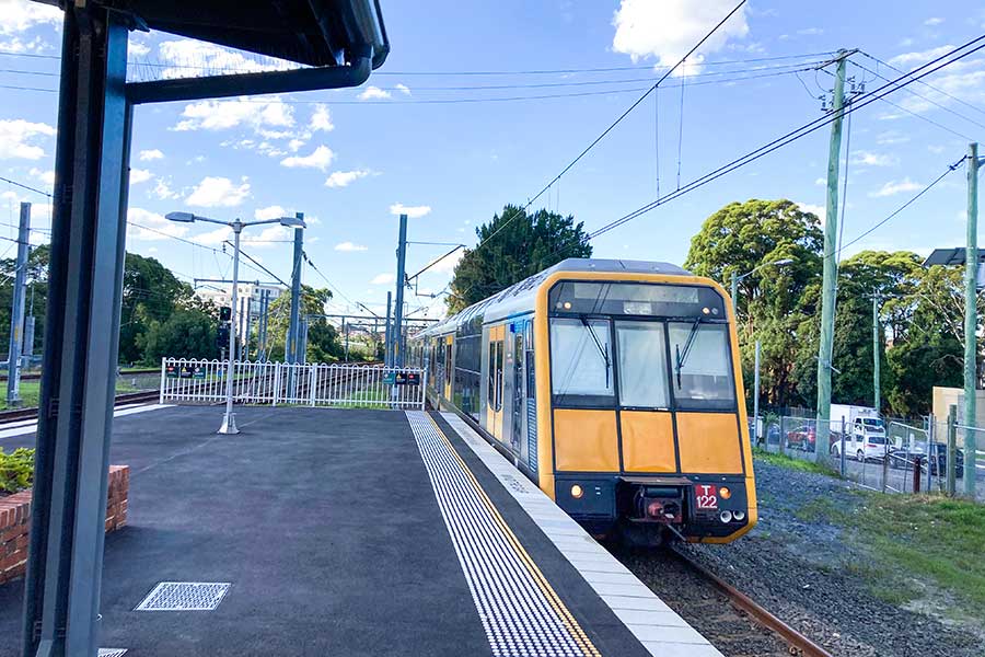 シドニー市内と郊外を結ぶ州営鉄道の車両【写真：守屋太郎】