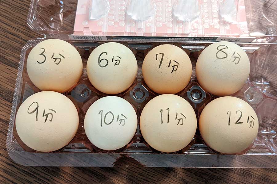 茹で時間3分と6分～12分の1分ごとの茹で卵を作る【写真：Hint-Pot編集部】