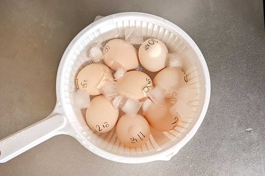 取り出した卵は氷水で冷やす【写真：Hint-Pot編集部】