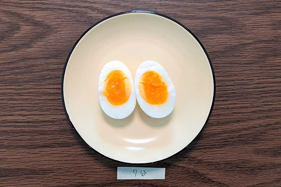 茹で時間7分。黄身が先ほどより固まり、扱いやすい半熟卵に【写真：Hint-Pot編集部】