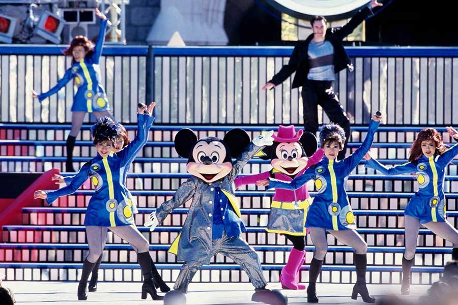 東京ディズニーランドで行われたダンスショー「スーパーダンシン・マニア」（2000年）（c）Disney