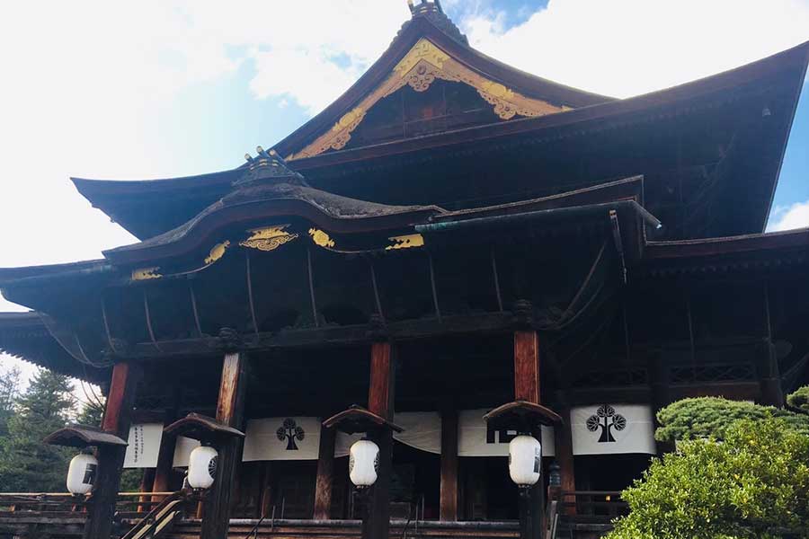 「善光寺」は長野県長野市のシンボル的存在【写真：写真AC】
