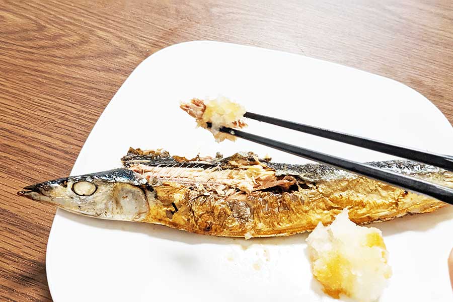 油をかけた大根おろしと一緒に【写真：Hint-Pot編集部】