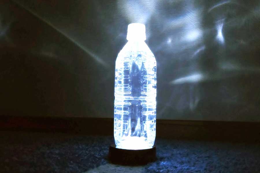 懐中電灯の上に水入りペットボトルを置くだけの“簡易ランタン”。より明るくする方法が話題に（画像はイメージ）【写真：写真AC】