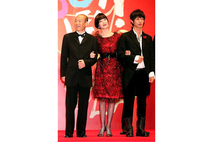 2007年の第20回東京国際映画祭で。左は主演作『オリヲン座からの招待状』の三枝健起監督、右は共演の加瀬亮【写真：Getty Images】