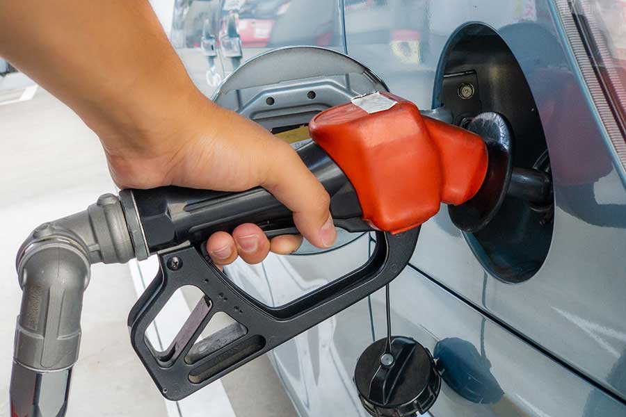 ガソリン価格の高騰がドライバーにとって負担に？【写真：写真AC】