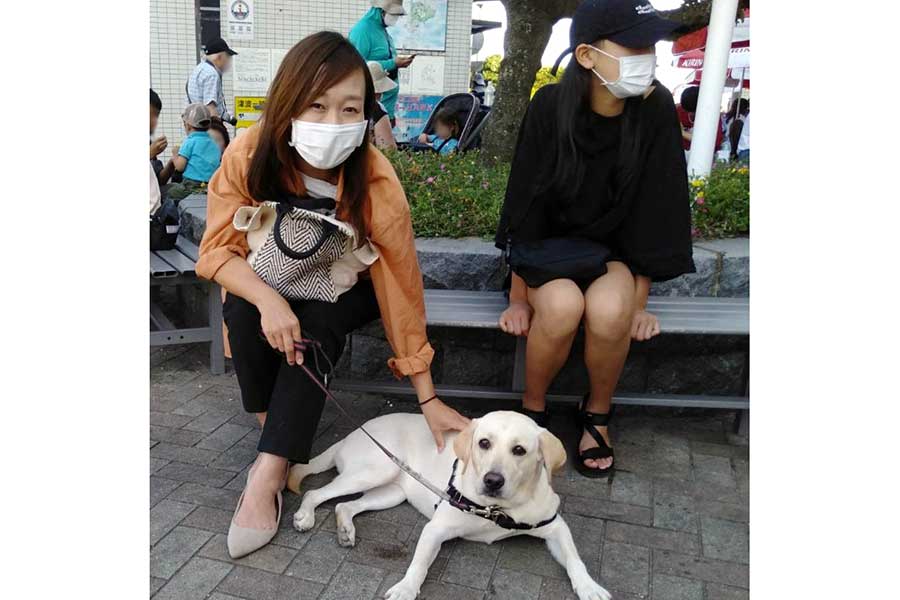 お出かけ先でのジェニー、古澤さん（左）と次女の叶海ちゃん【写真提供：日本盲導犬協会】