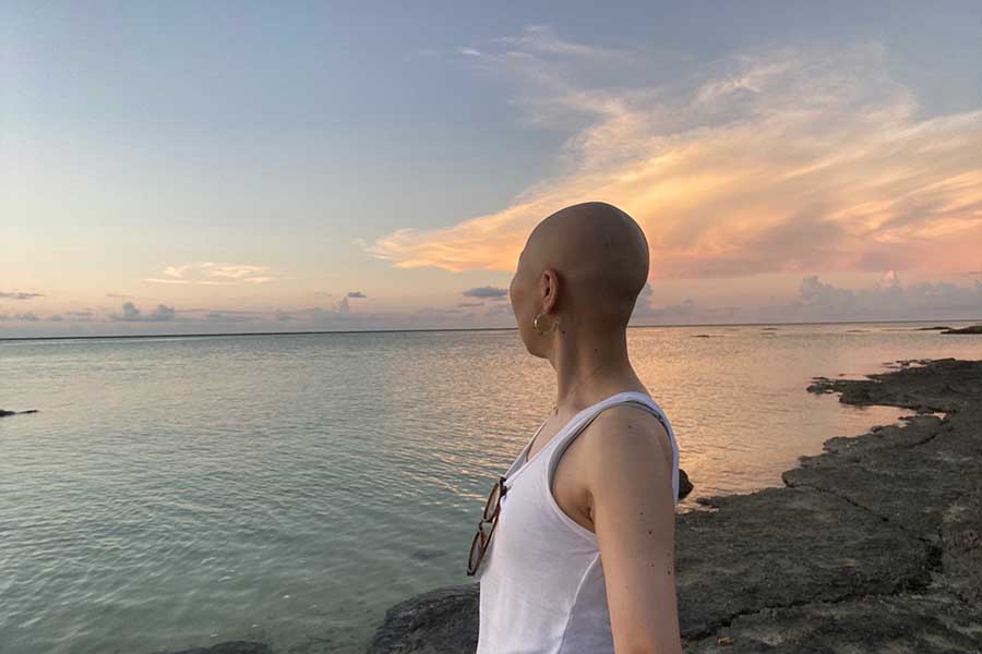 「Hint-Pot」で乳がん治療についてリアルタイムに綴っているライターの島田みゆさん。抗がん剤治療後、沖縄旅行へ行った時の一枚【写真提供：島田みゆ】