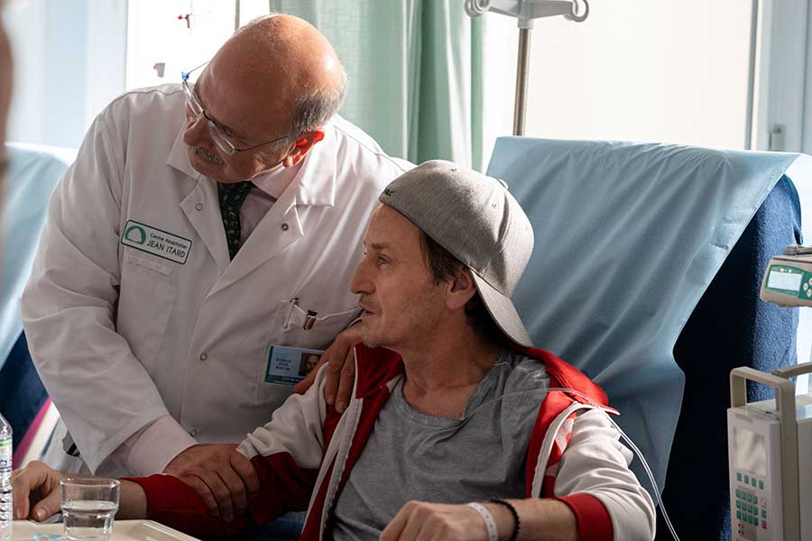 『愛する人に伝える言葉』で患者に寄り添うエデ医師（c）Photo 2021：Laurent CHAMPOUSSIN - LES FILMS DU KIOSQUE