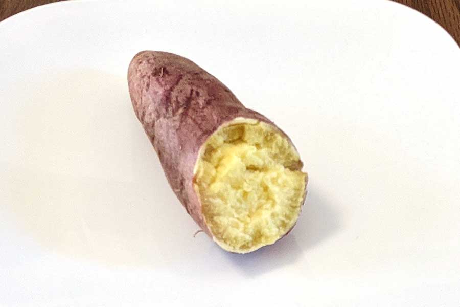 レンジで作った焼き芋の断面【写真：Hint-Pot編集部】