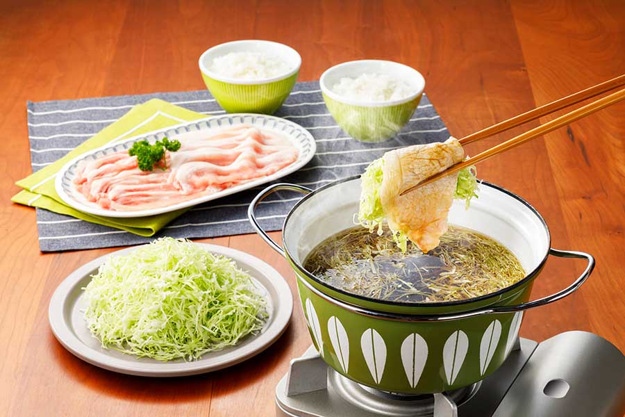 カット野菜を使って手軽にできる豚しゃぶ鍋【写真提供：エバラ食品】