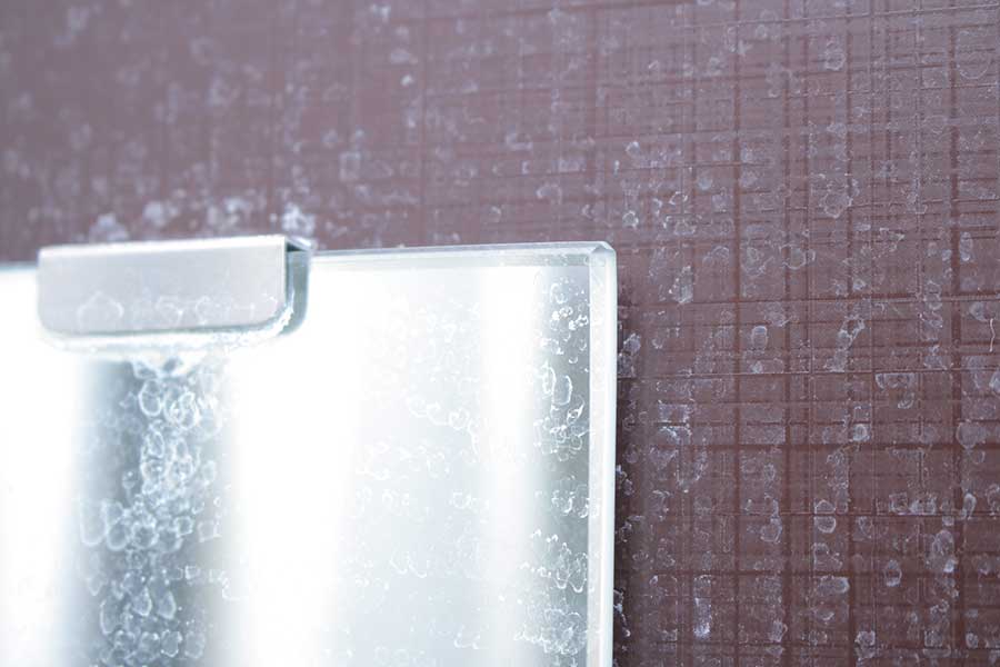 浴室の鏡などに発生しやすい水アカウロコ（写真はイメージ）【写真：写真AC】