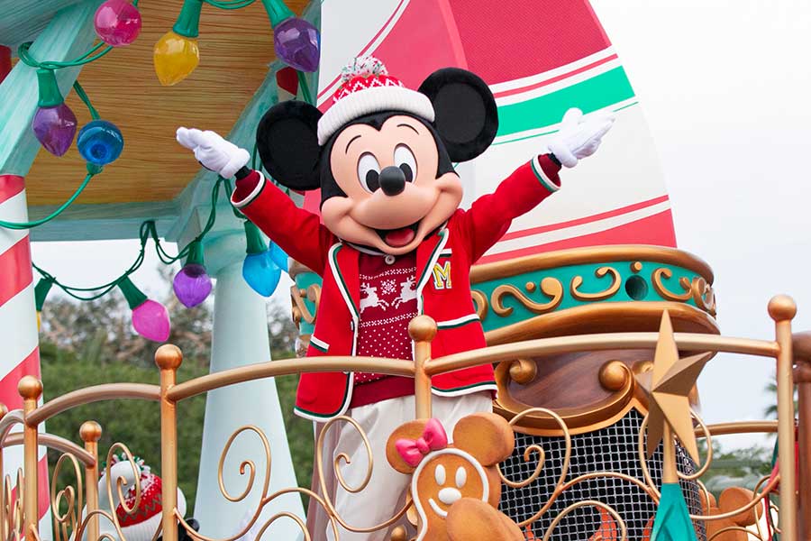 東京ディズニーランドで行われるパレード「ディズニー・クリスマス・ストーリーズ」（c）Disney