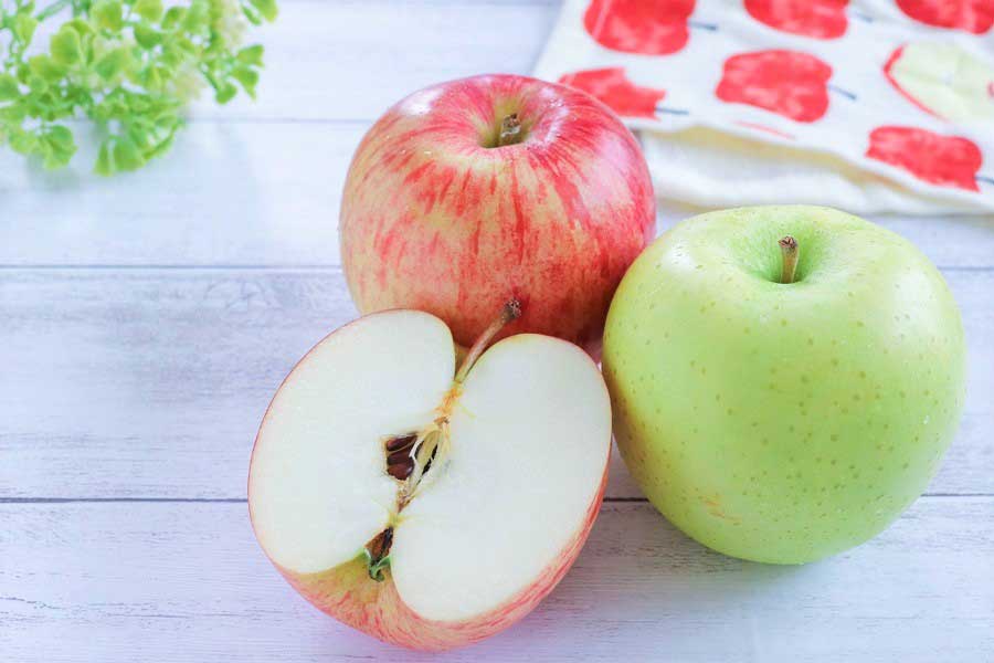 赤いリンゴと青いリンゴ（写真はイメージ）【写真：写真AC】