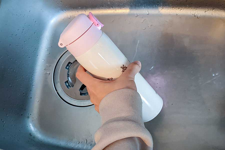 水筒に熱湯を入れて振り、全体的に温める【写真：Hint-Pot編集部】