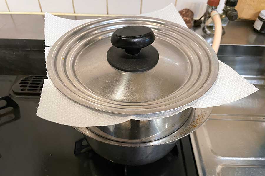 鍋型蒸し器はフタにキッチンペーパーを挟む【写真：Hint-Pot編集部】