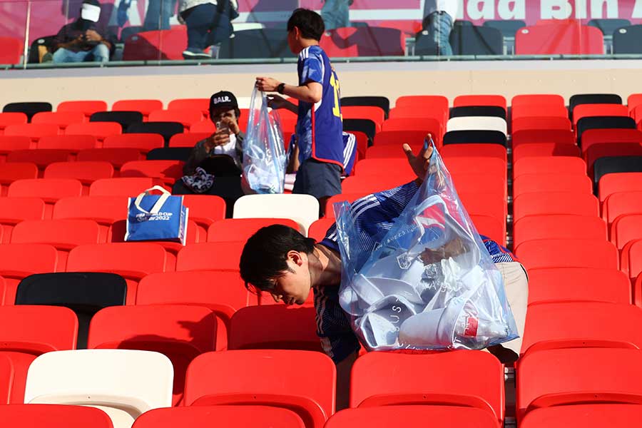 コスタリカ戦の試合後にゴミ拾いを行う日本のサポーター【写真：Getty Images】