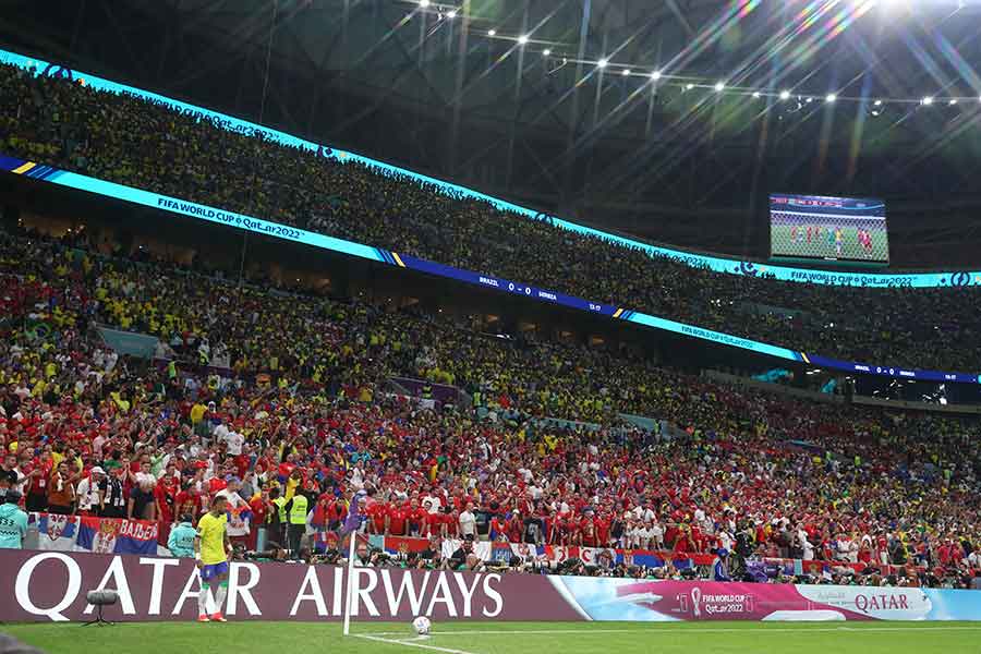 24日、ブラジル対セルビア。フィールドと観戦席を区切る位置にはスポンサーボードが【写真：Getty Images】