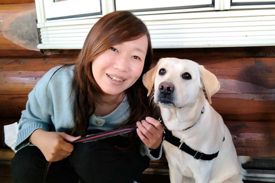 ジェニーが大好きなママ真由美さんと【写真提供：日本盲導犬協会】