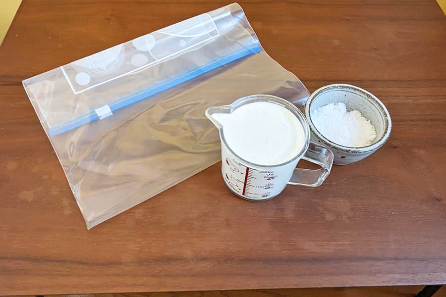 ホイップ、砂糖、密封できる袋を用意【写真：Hint-Pot編集部】