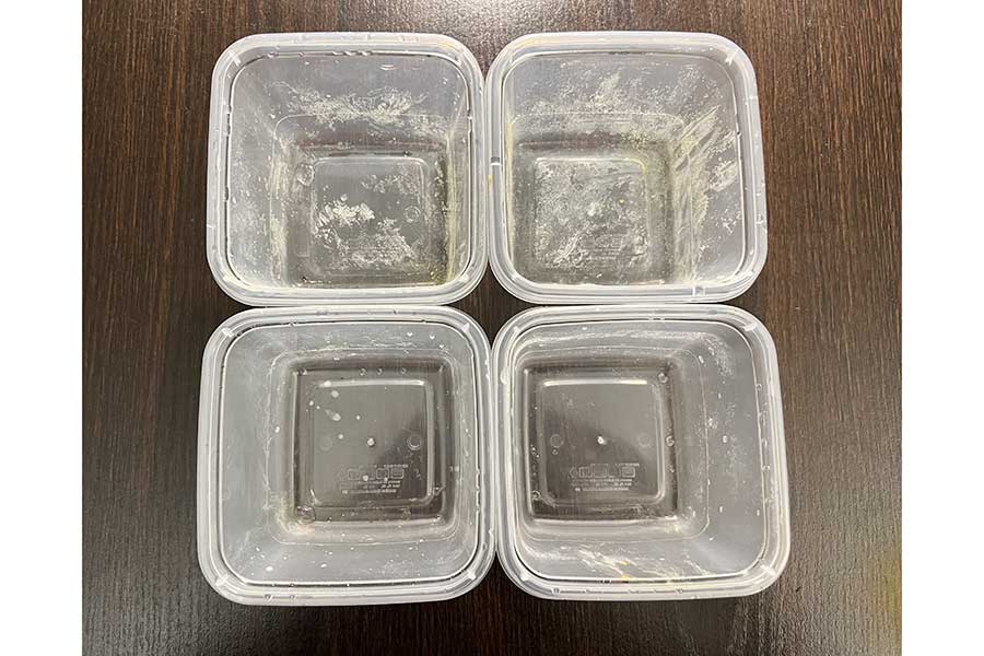 米国の中性洗剤と水（上段右）、米国の中性洗剤とお湯（上段左）、日本の中性洗剤と水（下段右）、日本の中性洗剤とお湯（下段左）で4つのタッパーを比較【写真：荒木優里】