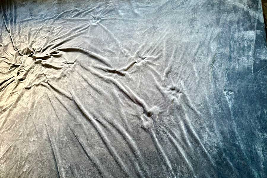 ベッドにくっきりと残る寝た跡と足跡【写真提供：杉山翔（@sugiyamasho）さん】