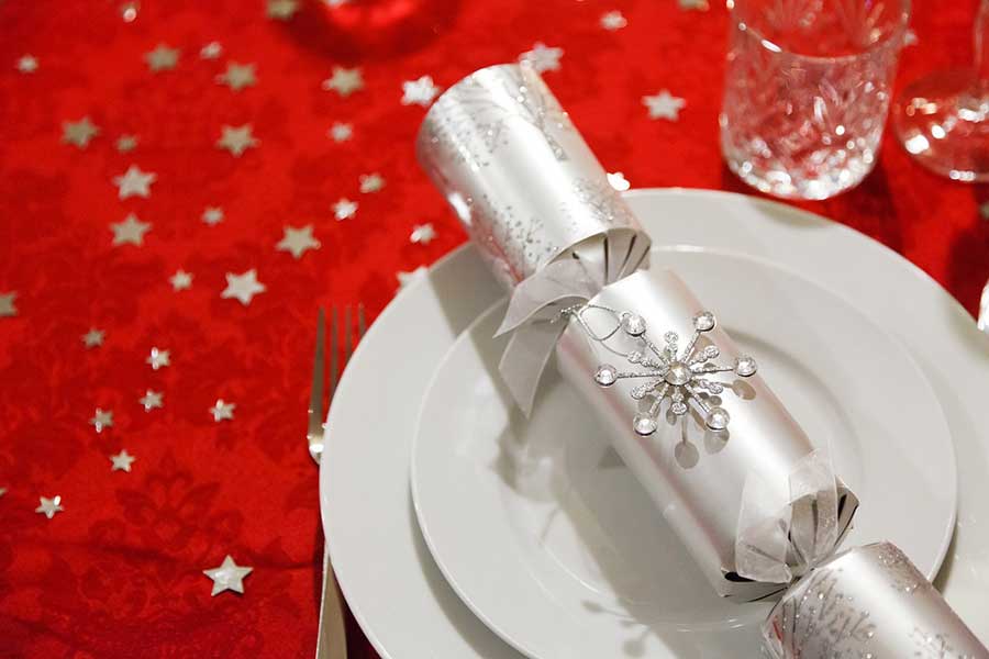 英国の聖夜に欠かせないクリスマスクラッカー。両端を引っ張ることで鳴らす【写真：Pixabay】