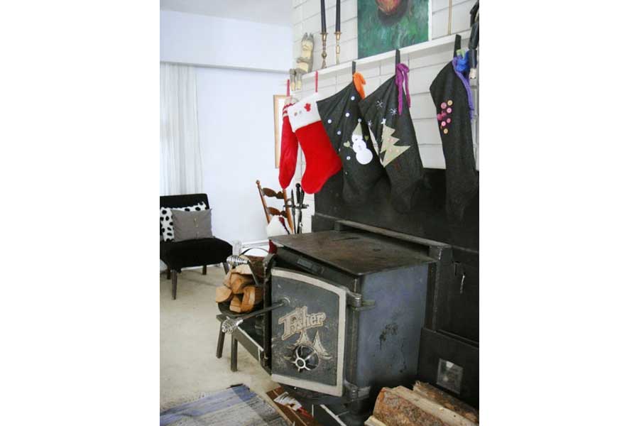 暖炉に吊るした靴下にサンタクロースからのプレゼントが入る（写真はイメージ）【写真：写真AC】