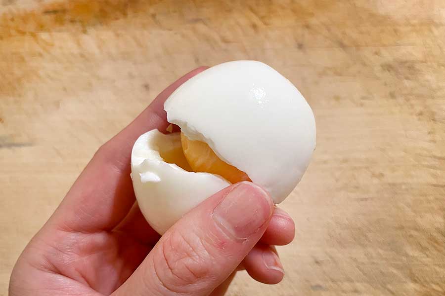 卵自体は割れたが、殻はきれいにむけた【写真：Hint-Pot編集部】
