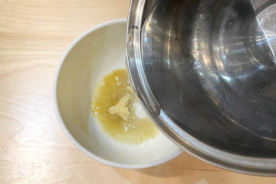 適当な器に粉末スープを入れ、別に用意した湯で溶かす【写真：Hint-Pot編集部】