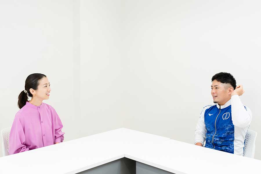 山崎選手からの金言に耳を傾ける美馬アンナさん【写真：Getty Images】