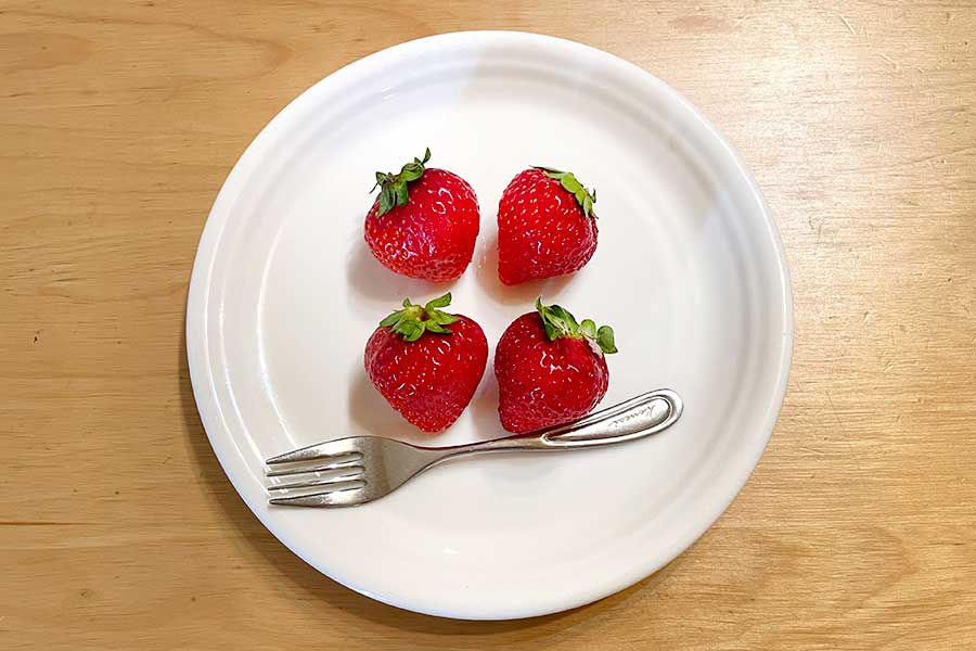 イチゴのヘタをフォークで取る裏ワザを実践【写真：Hint-Pot編集部】