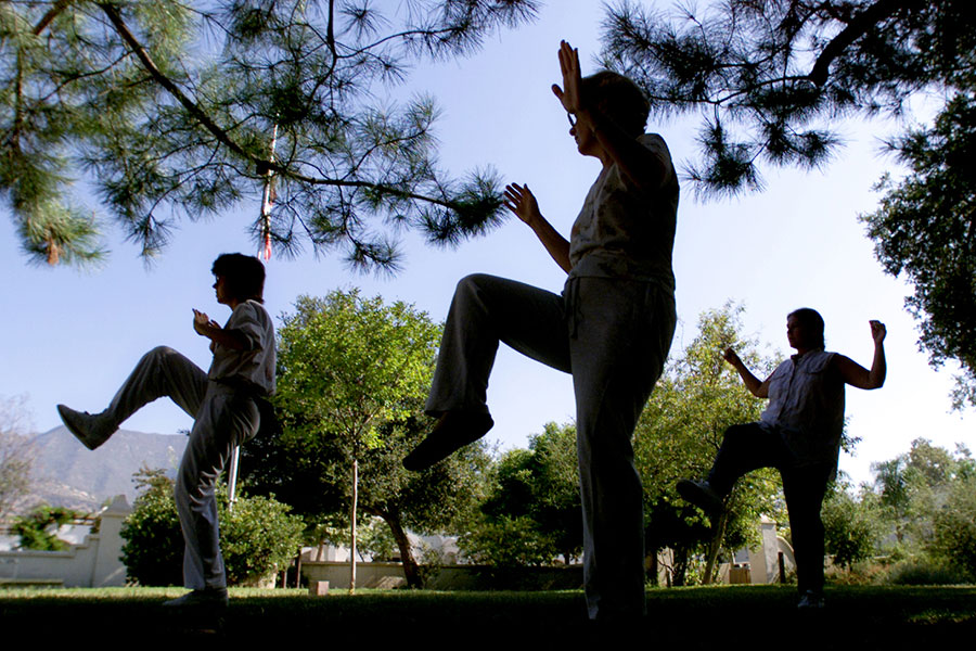 呼吸に集中してゆったりと動く太極拳は年齢を問わず楽しむことができる（写真はイメージ）【写真：Getty Images】