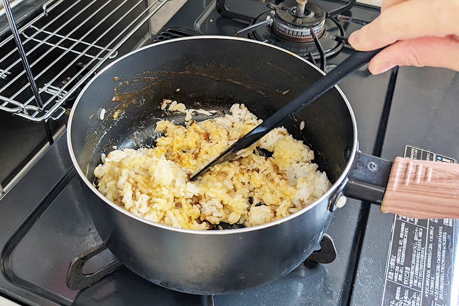 鍋に溶き卵とごはんを入れて炒める【写真：Hint-Pot編集部】