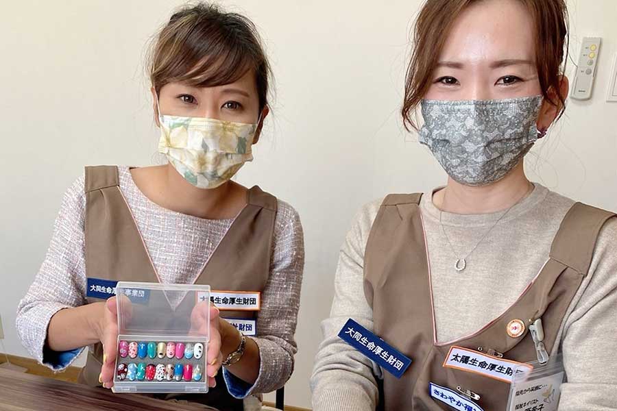 福祉ネイルボランティア団体代表の松本知美さん（左）【写真提供：松本知美】