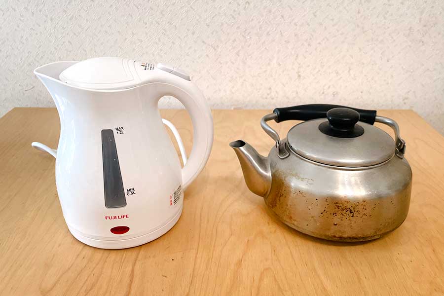 湯を沸かす時に使う一般的な電気ケトル（左）とやかん【写真：Hint-Pot編集部】