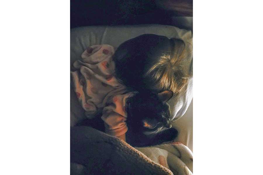 ぴったりと寄り添って眠る娘さんとティチャラくん【写真提供：仔猫を拾ったので（@konekowohirotta）さん】