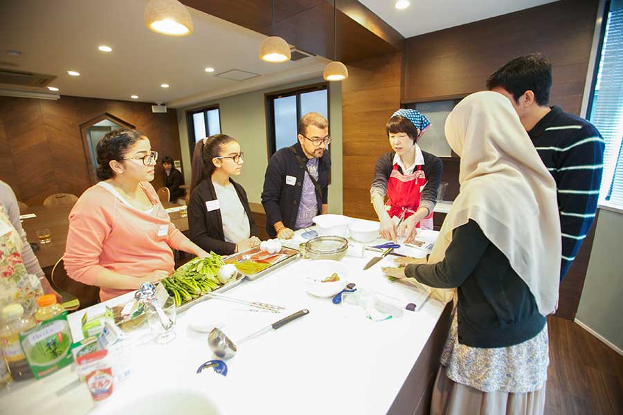 富永さんは立ち上げた「わしょクック」で外国人に日本の家庭料理を教えている【写真提供：富永紀子】
