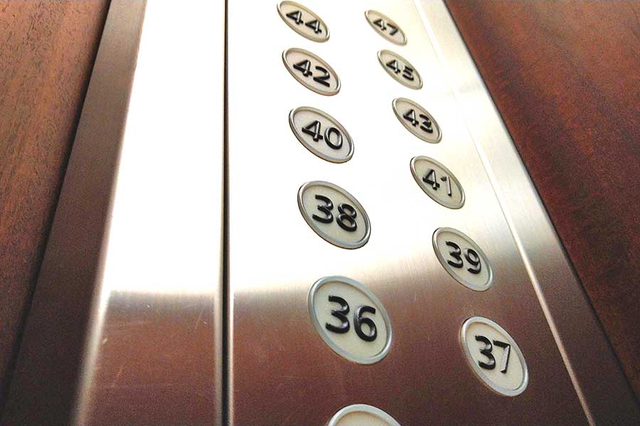世帯数や階数、時間帯によって、タワーマンションのエレベーターは混雑することも（写真はイメージ）【写真：写真AC】