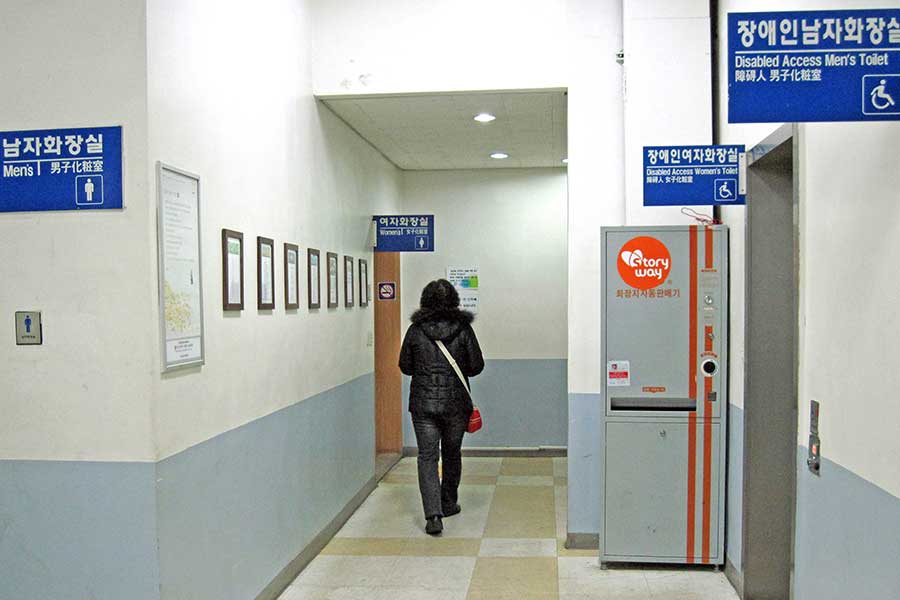 韓国・天安駅のトイレ。左手前から男性用、女性用、右手前から男性身体障害者用、女性身体障害者用と4つのゾーンに分かれている【写真提供：小宮信夫】