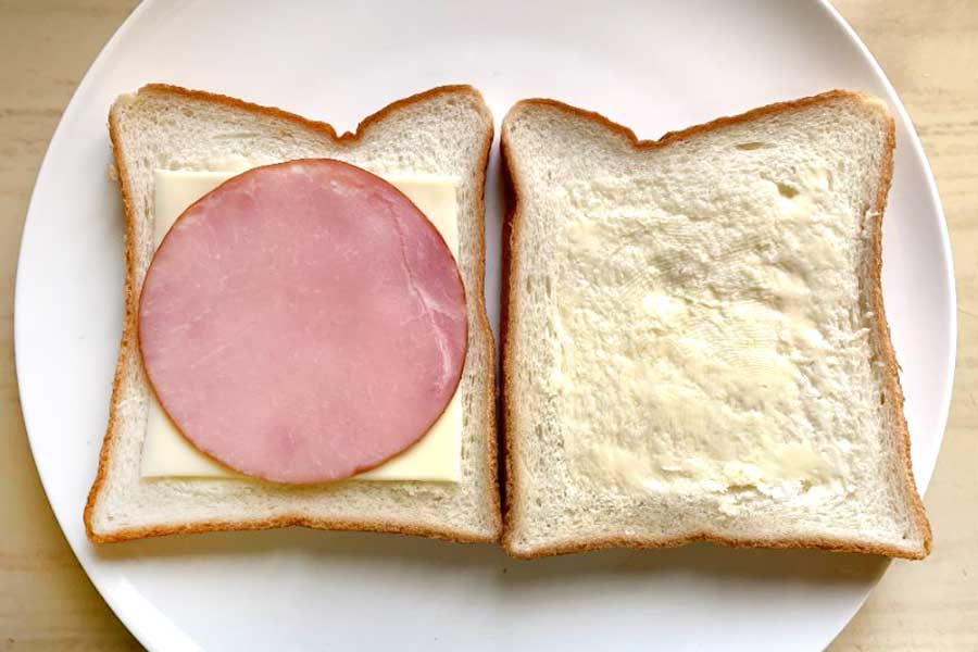 食パンにハムとチーズをのせる【写真：Hint-Pot編集部】