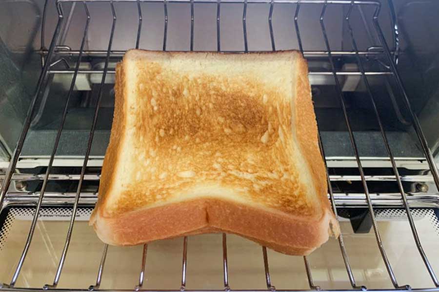 食パンを裏返し約2分焼く。オーブントースターは熱いので注意【写真：Hint-Pot編集部】