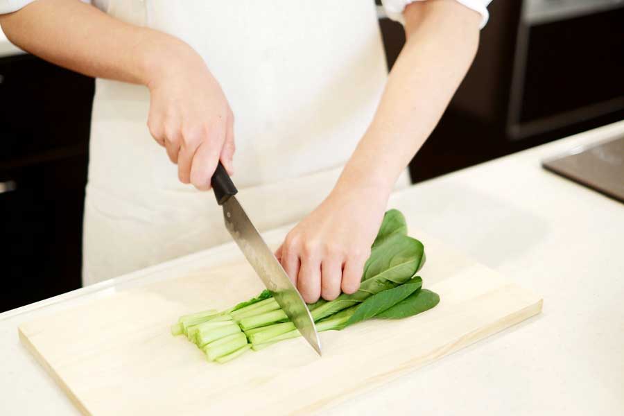 小松菜をざく切りに（写真はイメージ）【写真：写真AC】