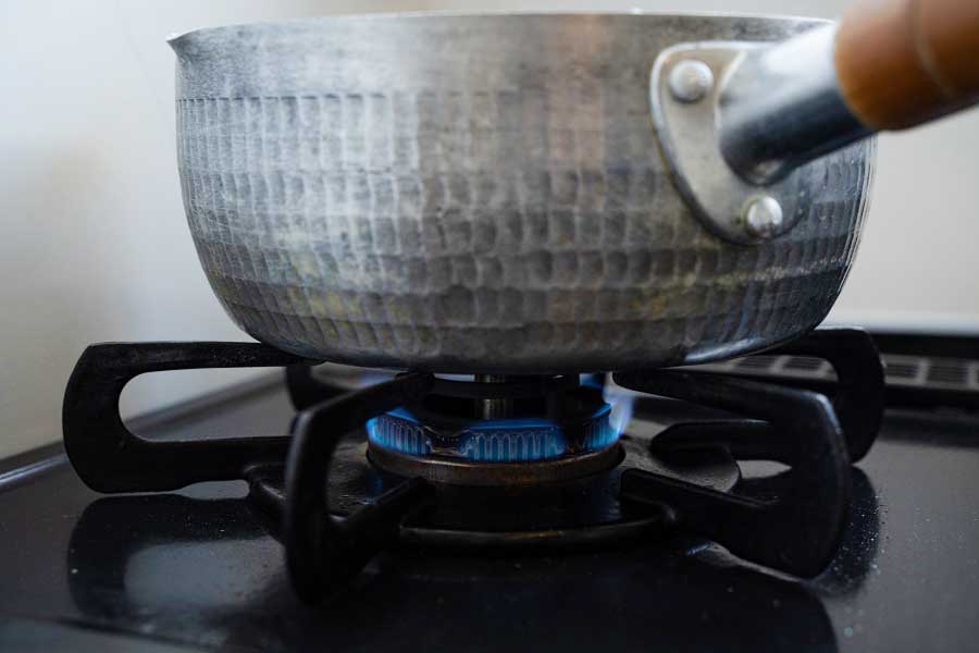 鍋を弱火にかける（写真はイメージ）【写真：写真AC】