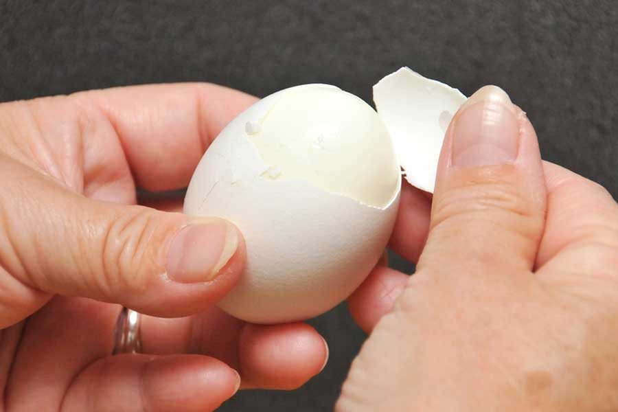 ゆで卵の殻むき（写真はイメージ）【写真：写真AC】