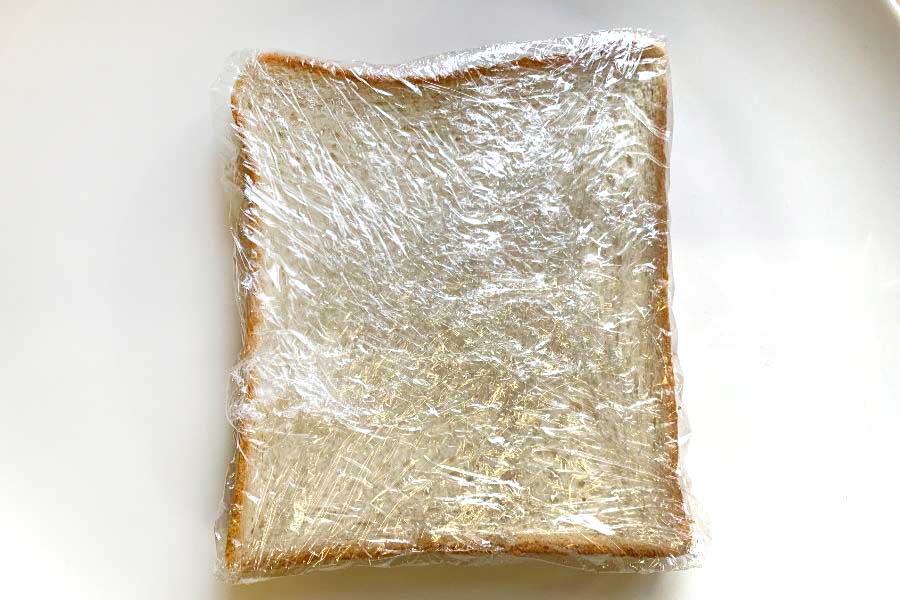 ラップに包んで冷凍した6枚切りの食パン【写真：Hint-Pot編集部】