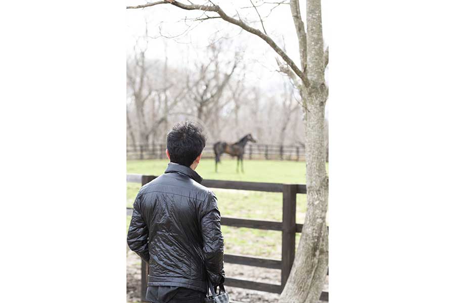 オジュウチョウサンを見つめる石神騎手【写真提供：Yogiboヴェルサイユリゾートファーム（@Versailles_Farm）】
