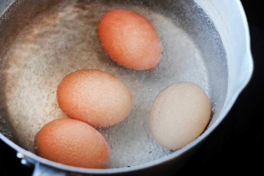 ゆで卵はかぶるくらいの量で（写真はイメージ）【写真：写真AC】